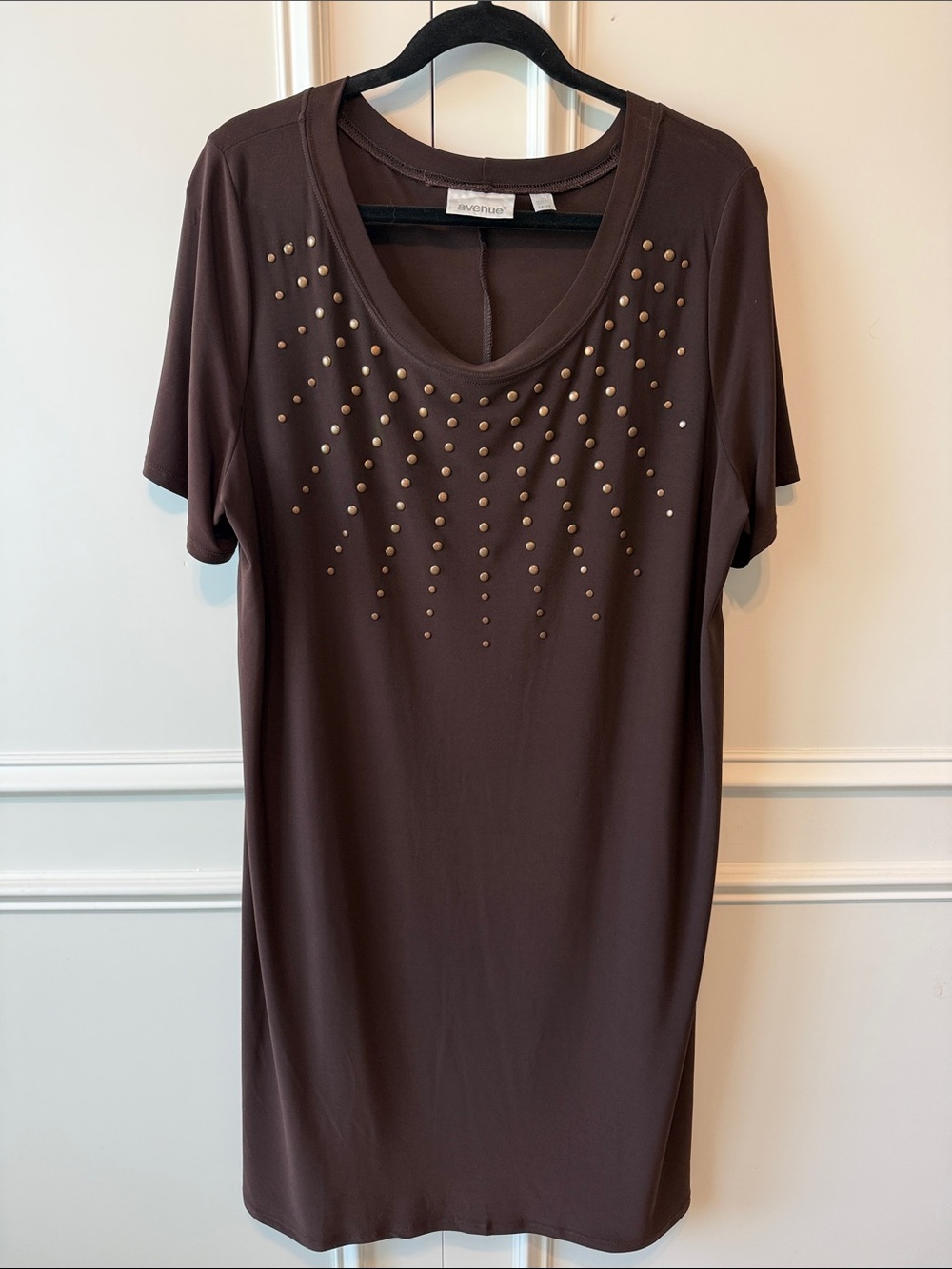 Avenue Brown Short-Sleeve Scoop Neck Midi Dress with Gold Studs